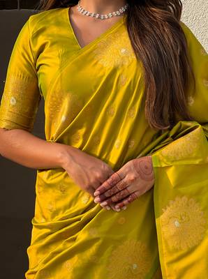 Mehendi green soft silk blend dual zari woven saree with peacock border 3