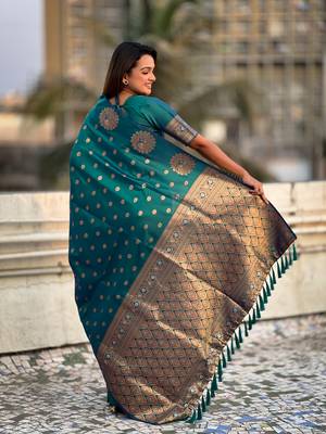 Green soft silk blend dual zari woven saree with peacock border 2