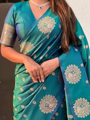 Green soft silk blend dual zari woven saree with peacock border 3