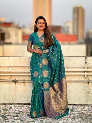 Green soft silk blend dual zari woven saree with peacock border 4