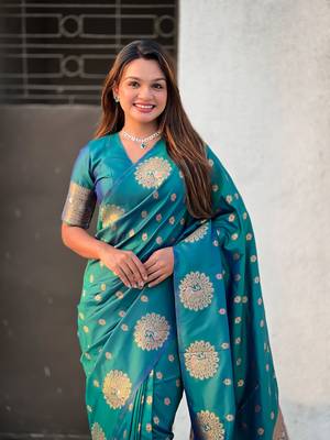 Green soft silk blend dual zari woven saree with peacock border 5