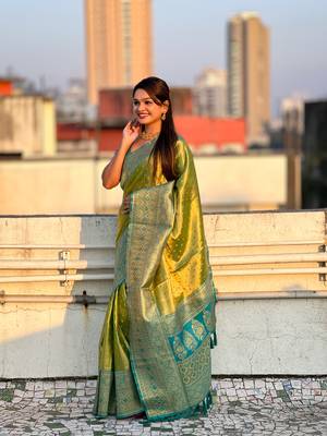 Green pure tissue zari woven saree with contrast weaves 4