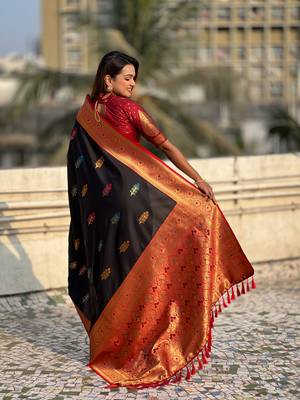 Black soft silk blend saree with flower butta meenakari zari woven saree 2