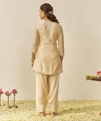 Beige haniya - short kurta with salwar and dupatta 3