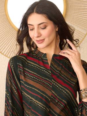 Women green cotton blend leheriya printed regular top 2