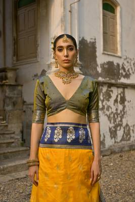 Yellow banarasi silk weaving saree with zari woven fancy tassels  4