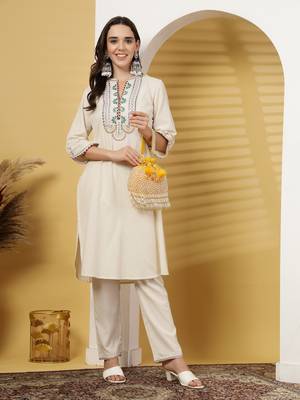 droop honey yellow & pearl chevron embellished velvet potli 3