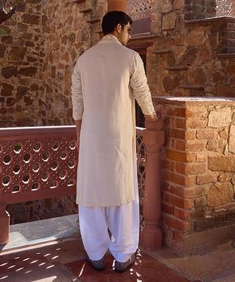 Off -white sheesh mahal kurta set 4