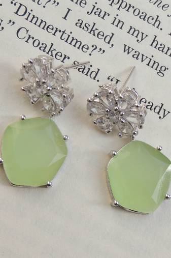 Sliver-plated pista floral studs