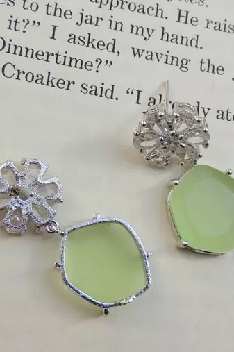 Sliver-plated pista floral studs