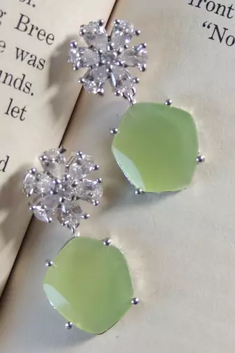 Sliver-plated pista floral studs