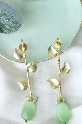 Western leaf pista earring