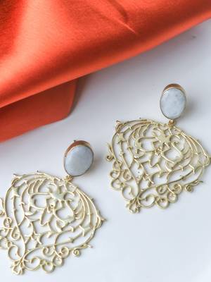 Handcrafted heart shape white earring 1