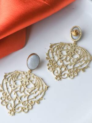 Handcrafted heart shape white earring 2