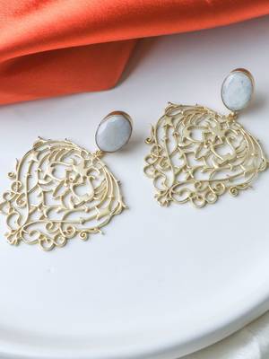 Handcrafted heart shape white earring 3