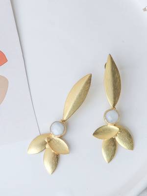Western white leaf earring 1