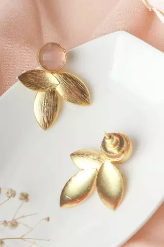 Delight pink leaf studs