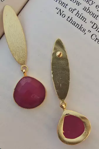 Shinned gold-plated ruby stone earring
