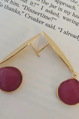 Shinned gold-plated ruby stone earring