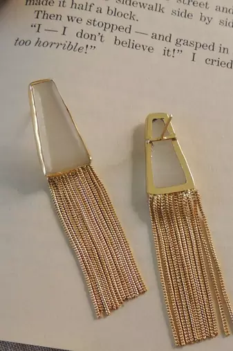 Western mona white chain earring