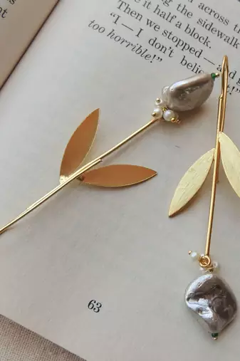 Western u-hook leaf earring