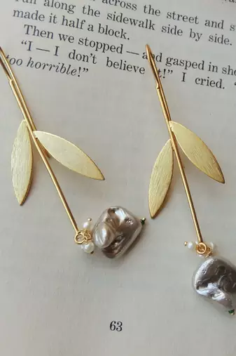 Western u-hook leaf earring