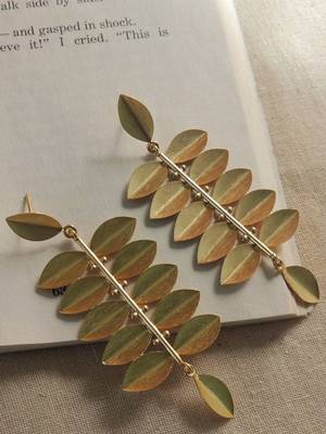 Gold leaf shape statement earring 2