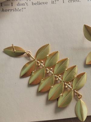 Gold leaf shape statement earring 3
