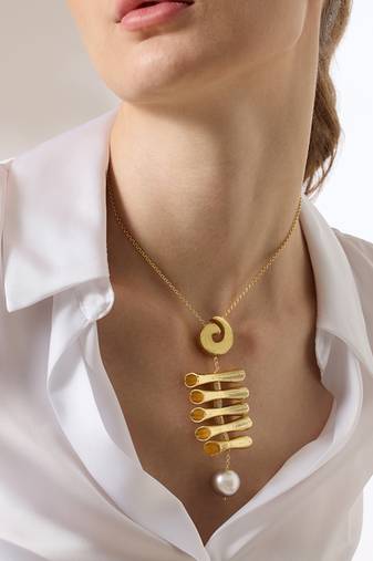 Gold thenira necklace