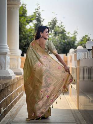 green weaving zari work banarasi silk blend saree 4