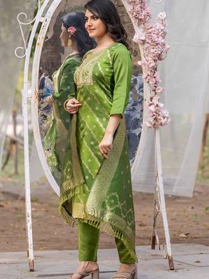 Green silk blend jacquard kurta pant with dupatta 2