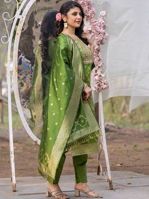 Green silk blend jacquard kurta pant with dupatta 3