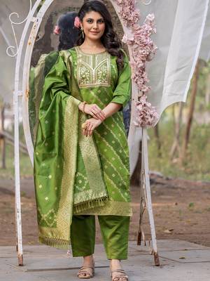 Green silk blend jacquard kurta pant with dupatta 1