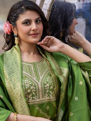 Green silk blend jacquard kurta pant with dupatta 4