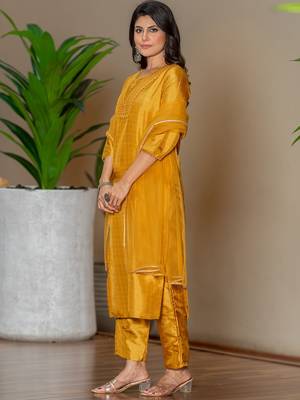 Mustard silk blend embroidered kurta pant with dupatta 3
