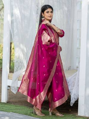 Pink silk blend jacquard kurta pant with dupatta 2