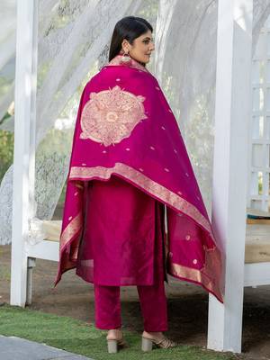 Pink silk blend jacquard kurta pant with dupatta 5