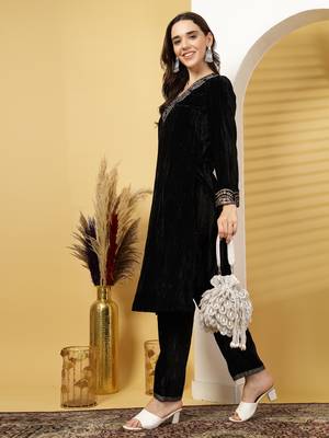 droop white & silver cut work embellished velvet potli 9