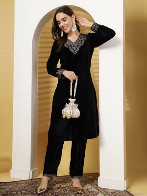 lotus white & gold floral embellished velvet potli 9