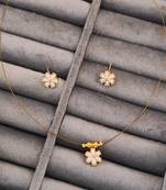 Pearl flower jewellery set with gold-plated necklace and earrings for women and girls