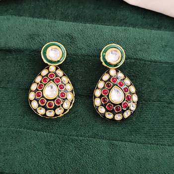 Traditional indian kundan necklace set with earrings, green enamel and ruby red stones, gold-plated 4