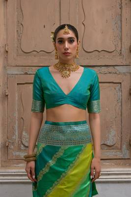 Green banarasi silk blend blend weaving saree with zari woven fancy tassels 4