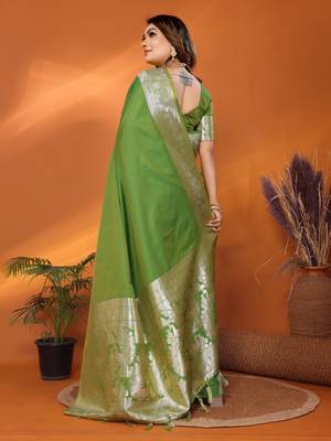 Green banarasi silk blend saree with weaving work 2