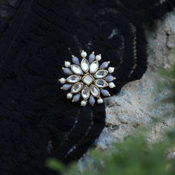 Pearl twirl grey ring 1