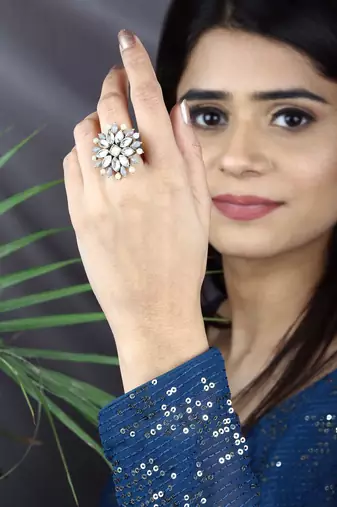 Pearl twirl grey ring