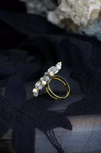 Pearl twirl grey ring
