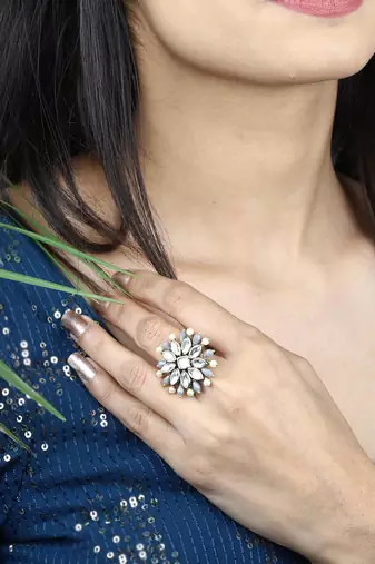 Pearl twirl grey ring