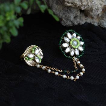 Clover-inspired two-finger ring 1