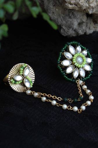Clover-inspired two-finger ring