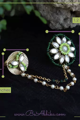 Clover-inspired two-finger ring